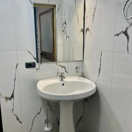 בית הארחה Private Entry And Bathroom טיראנה