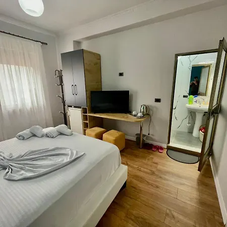 Private Entry And Bathroom 3*