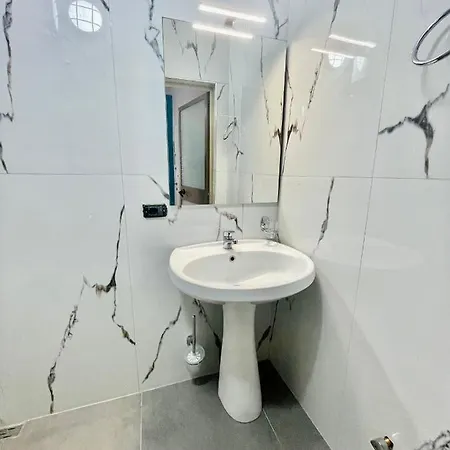 Private Entry And Bathroom 3*