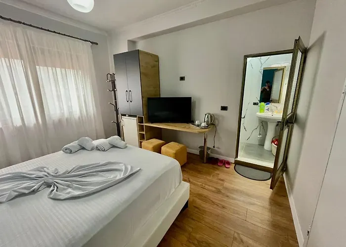 Private Entry And Bathroom 3*