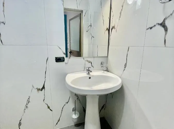 Private Entry And Bathroom 3*